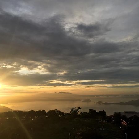 Ron'S Condo Overlooking The Lake Tagaytay City Extérieur photo