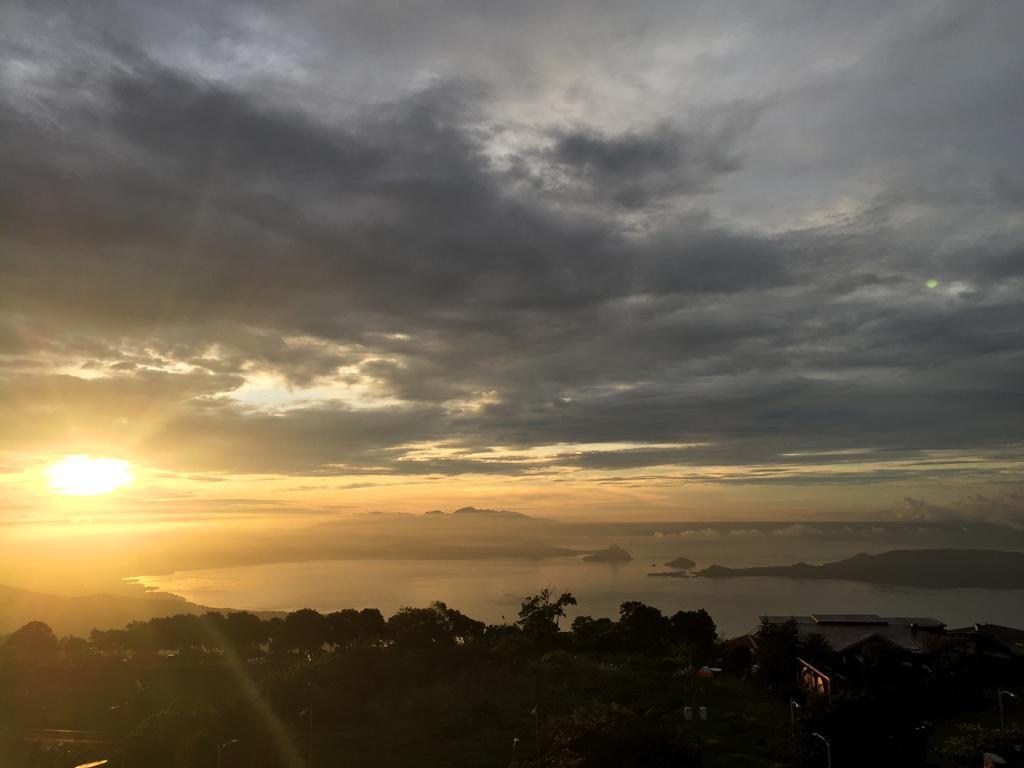 Ron'S Condo Overlooking The Lake Tagaytay City Extérieur photo
