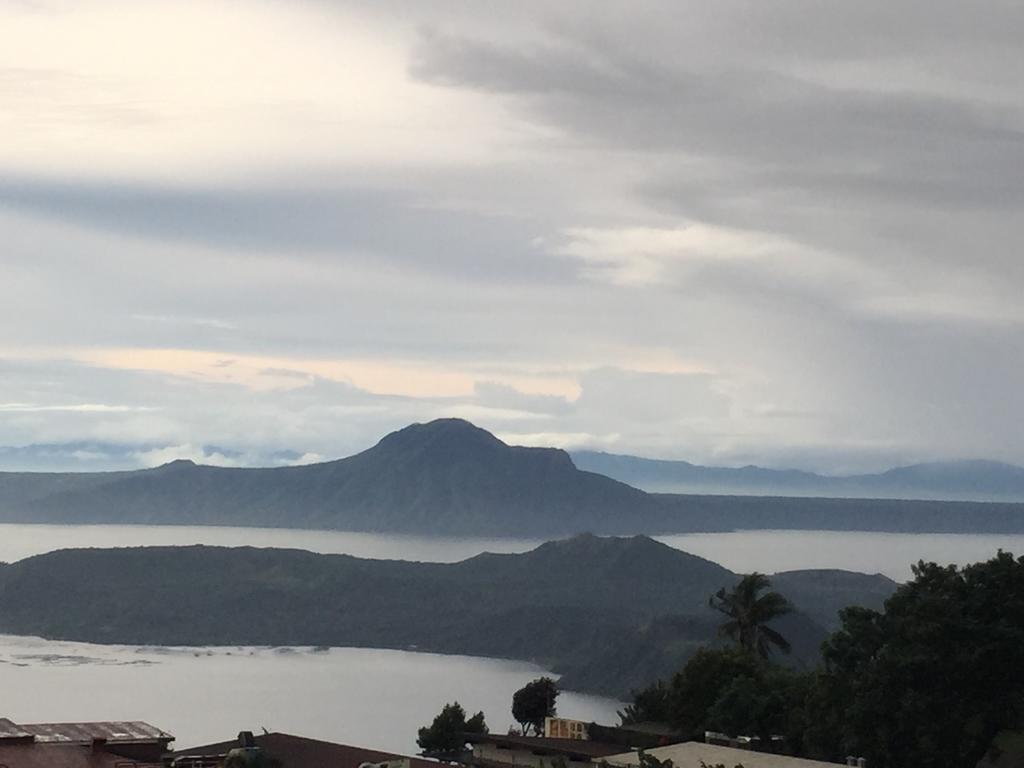 Ron'S Condo Overlooking The Lake Tagaytay City Extérieur photo